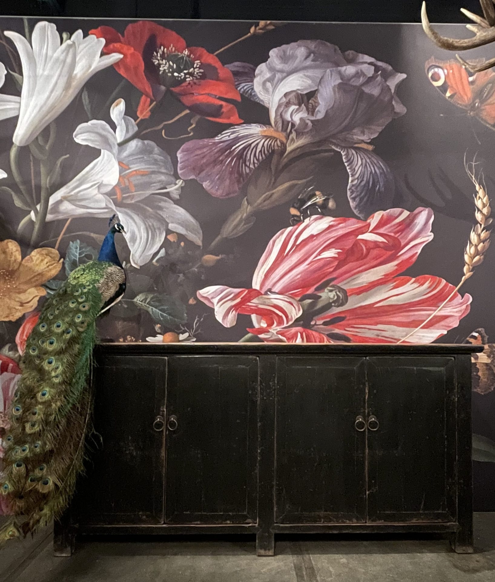 Hoog antiek dressoir met fraaie donkere patina