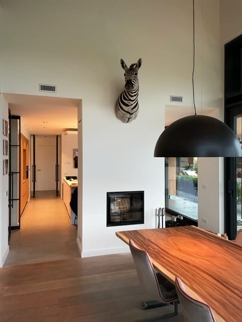 Ausgestopfter Zebra in schönem Landhaus.