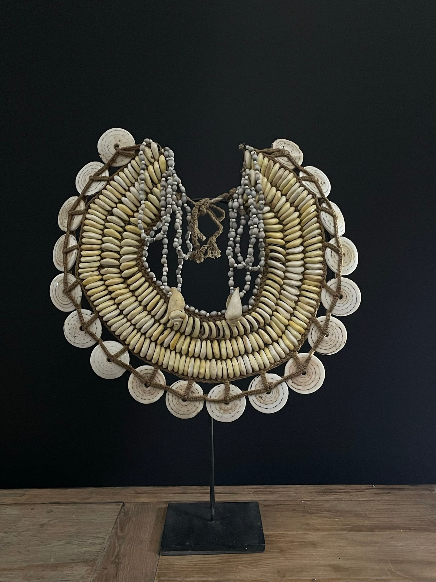 Muschelhalskette auf Ständer