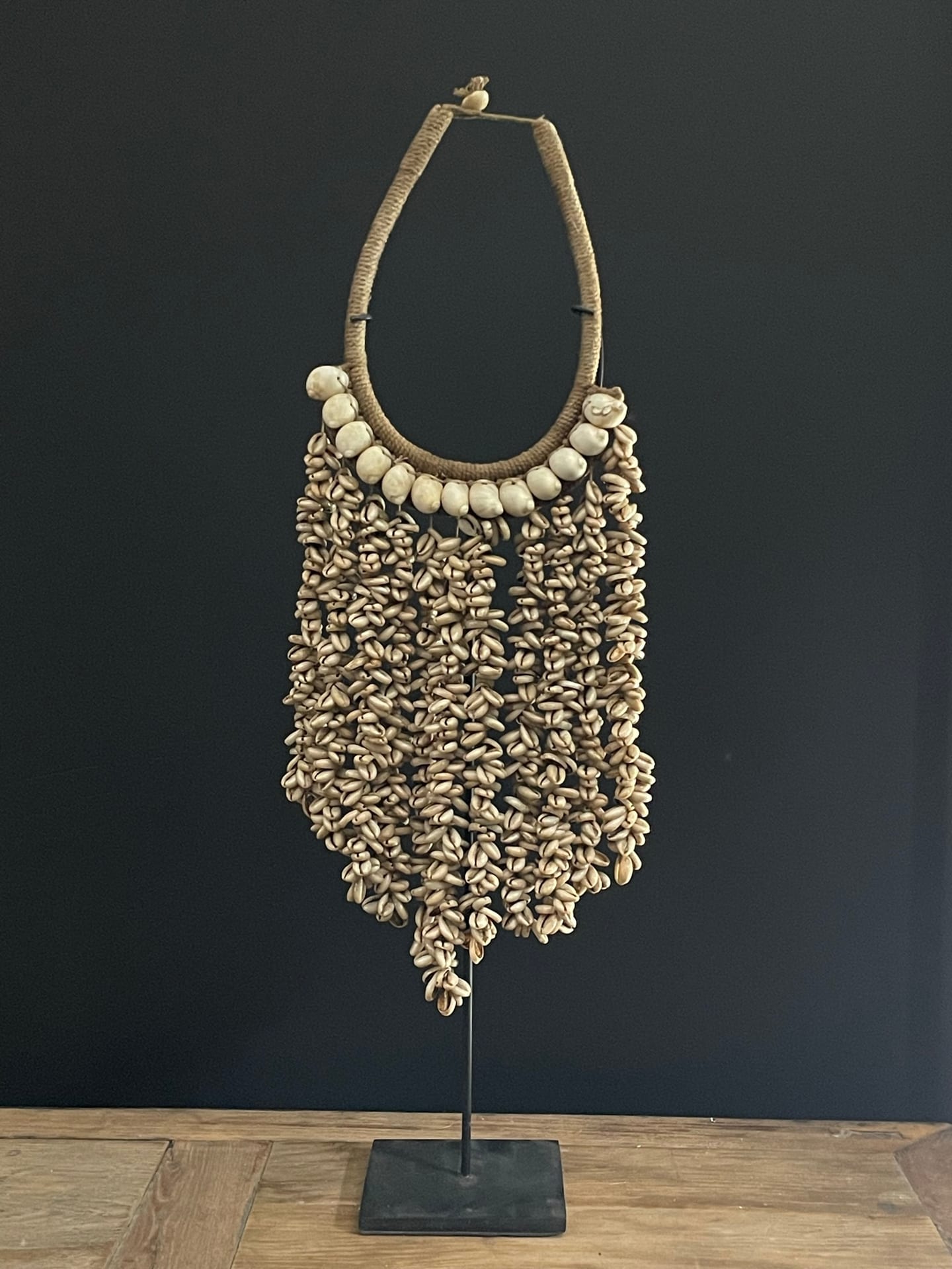 Muschelhalskette auf Ständer