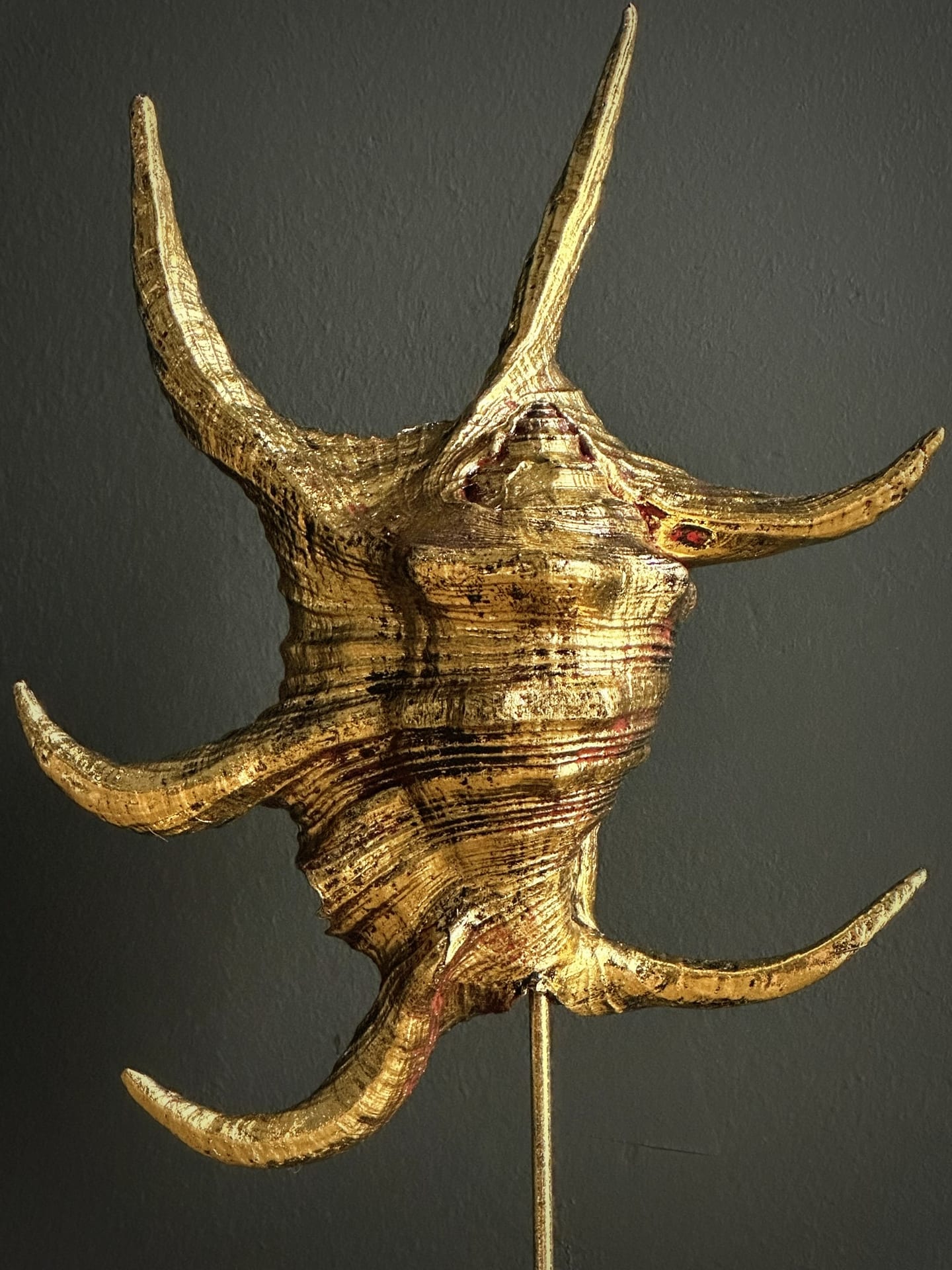 Gouden schelp op marmeren sokkel