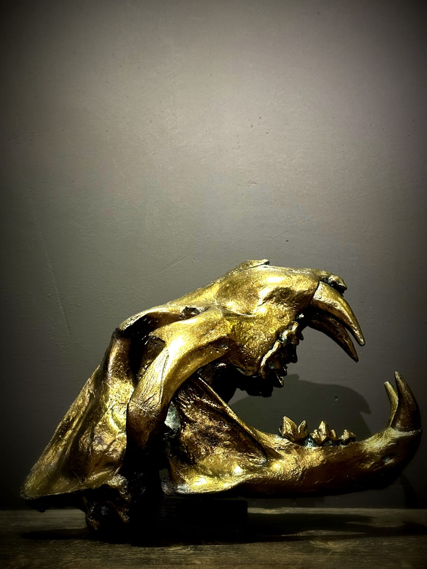 Metallisierter Löwenschädel