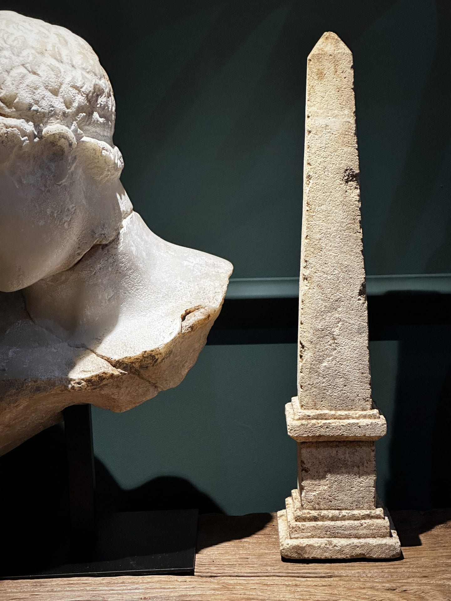 Obelisk aus Sandstein aus dem 18. Jahrhundert - L