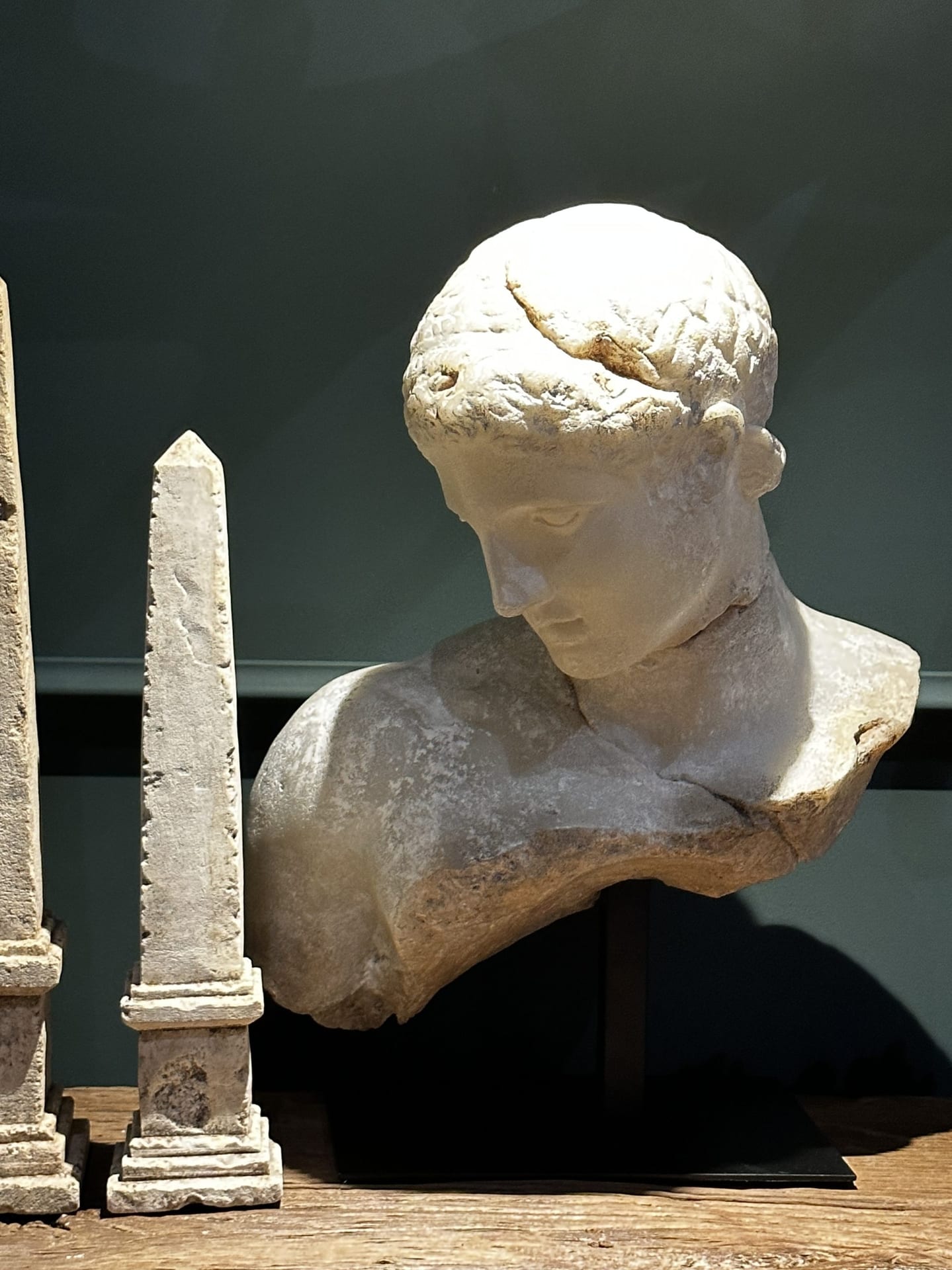 Obelisk aus Sandstein aus dem 18. Jahrhundert - M