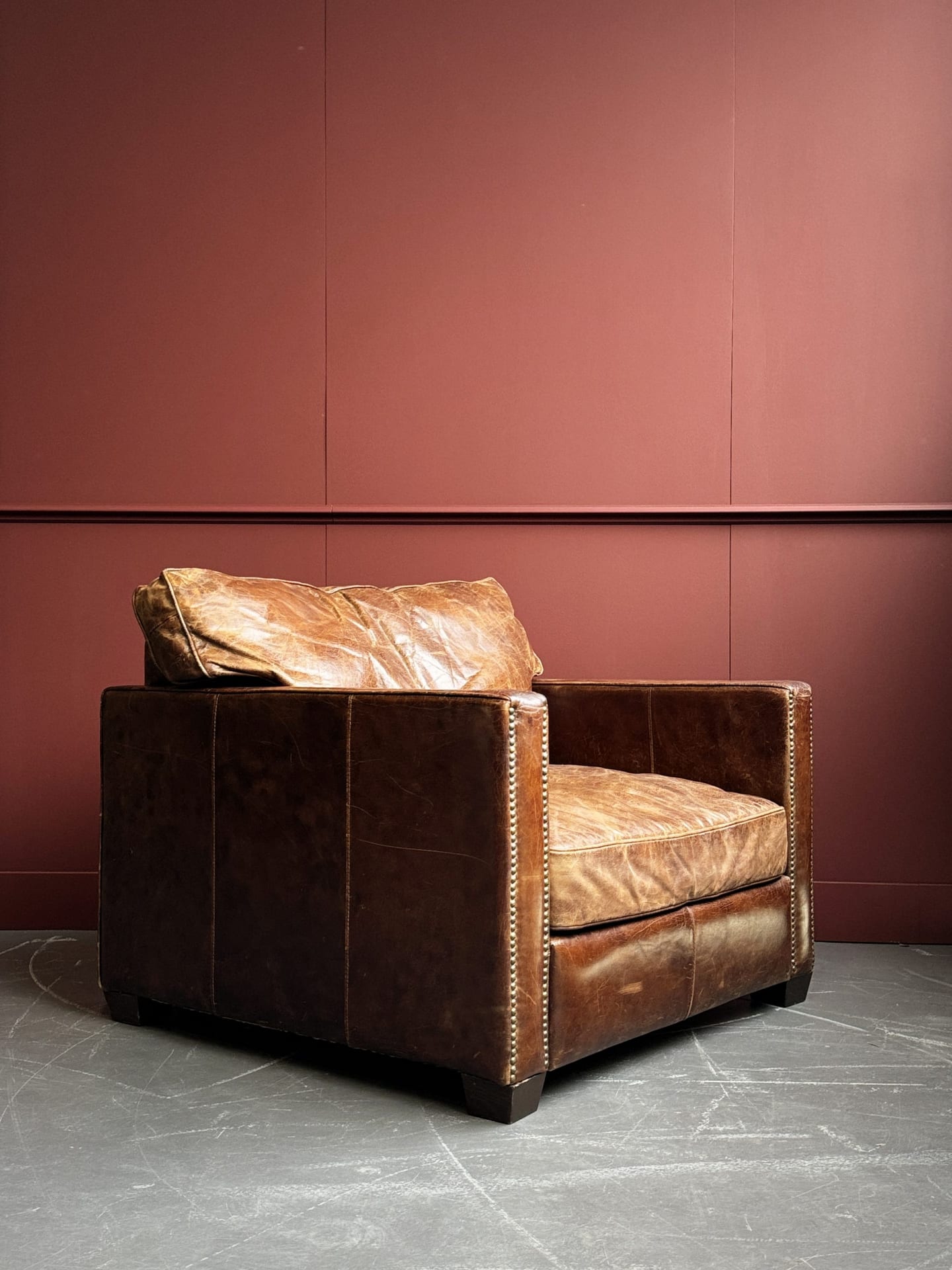 Fauteuil « Cube » en cuir vintage.
