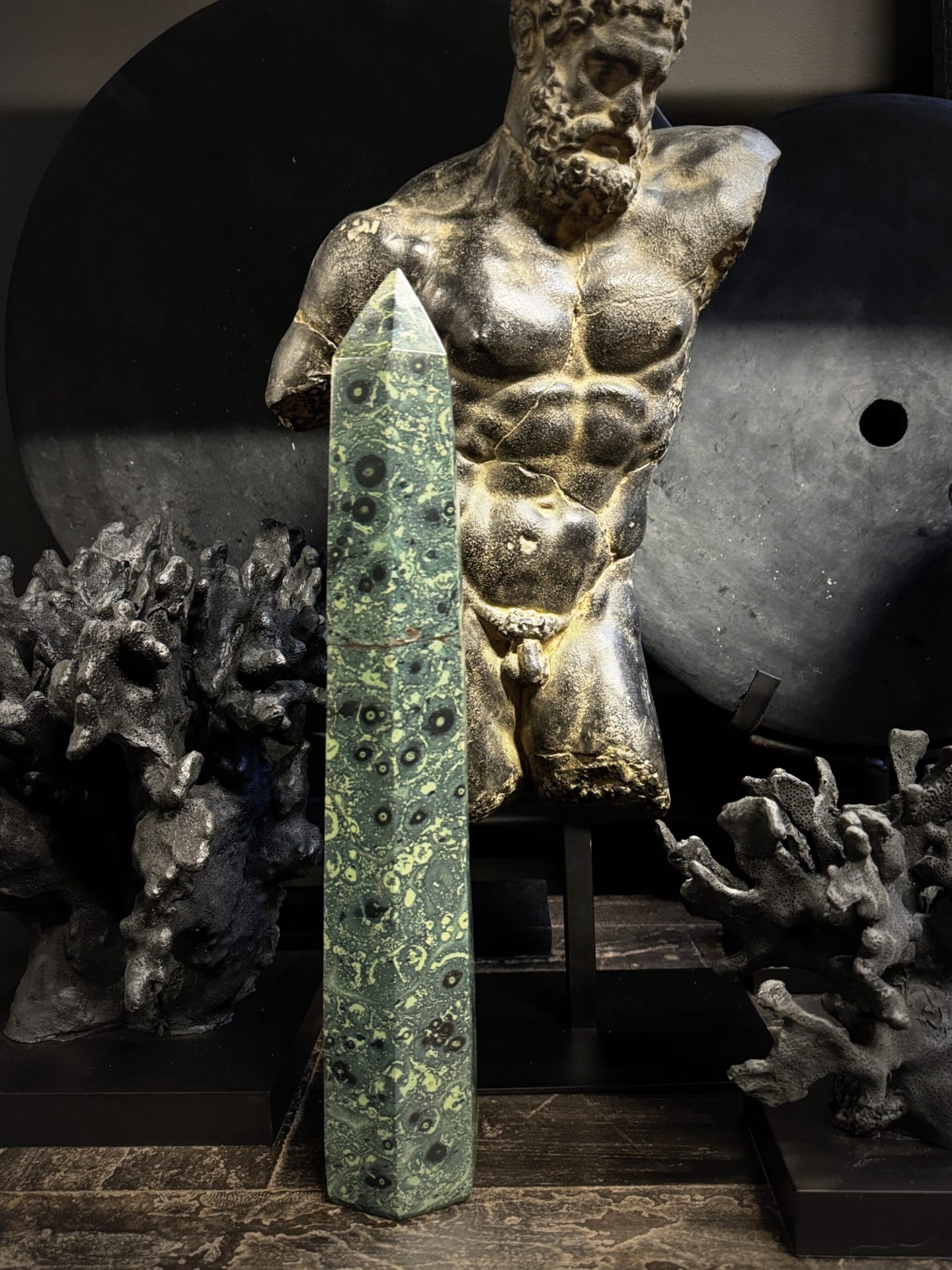 Natuurstenen obelisk