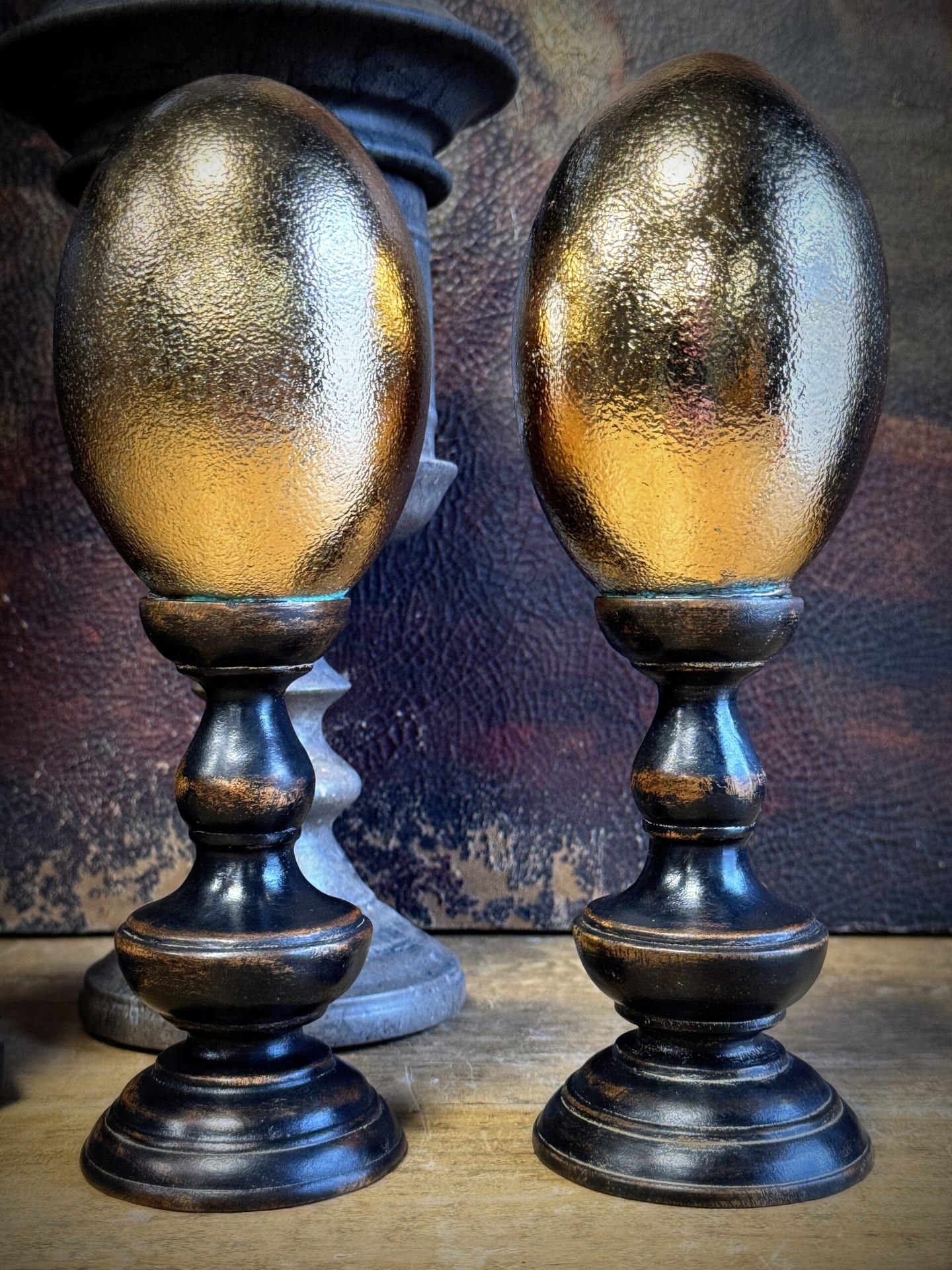Gouden eieren op sokkel
