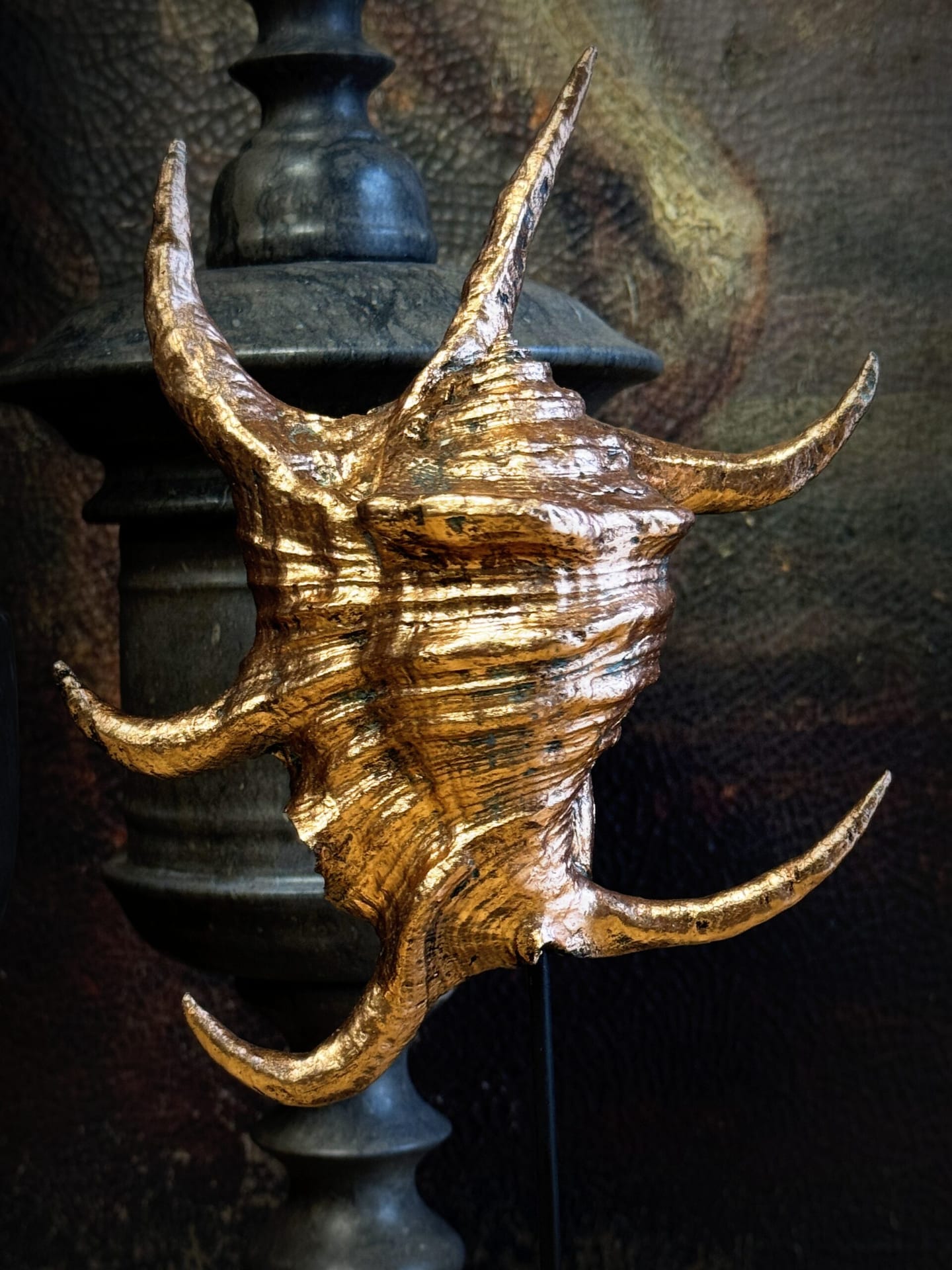 Goldene Muschel auf Marmorsockel
