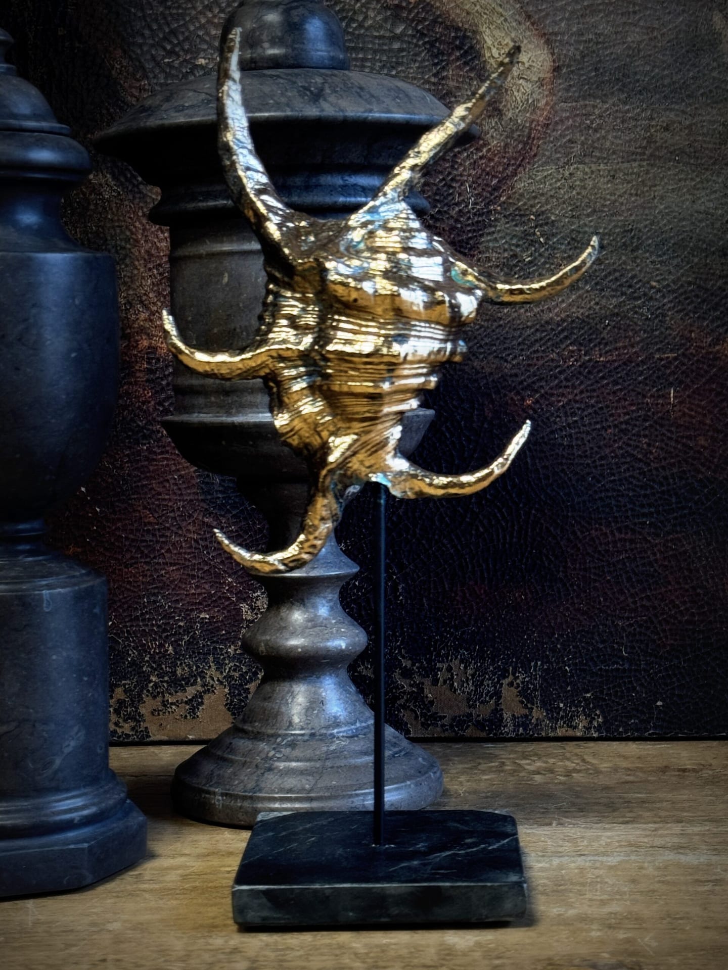 Goldene Muschel auf Marmorsockel