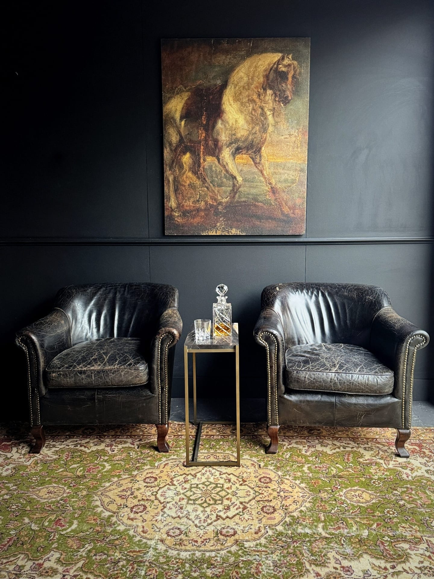 Ensemble d'anciens fauteuils club
