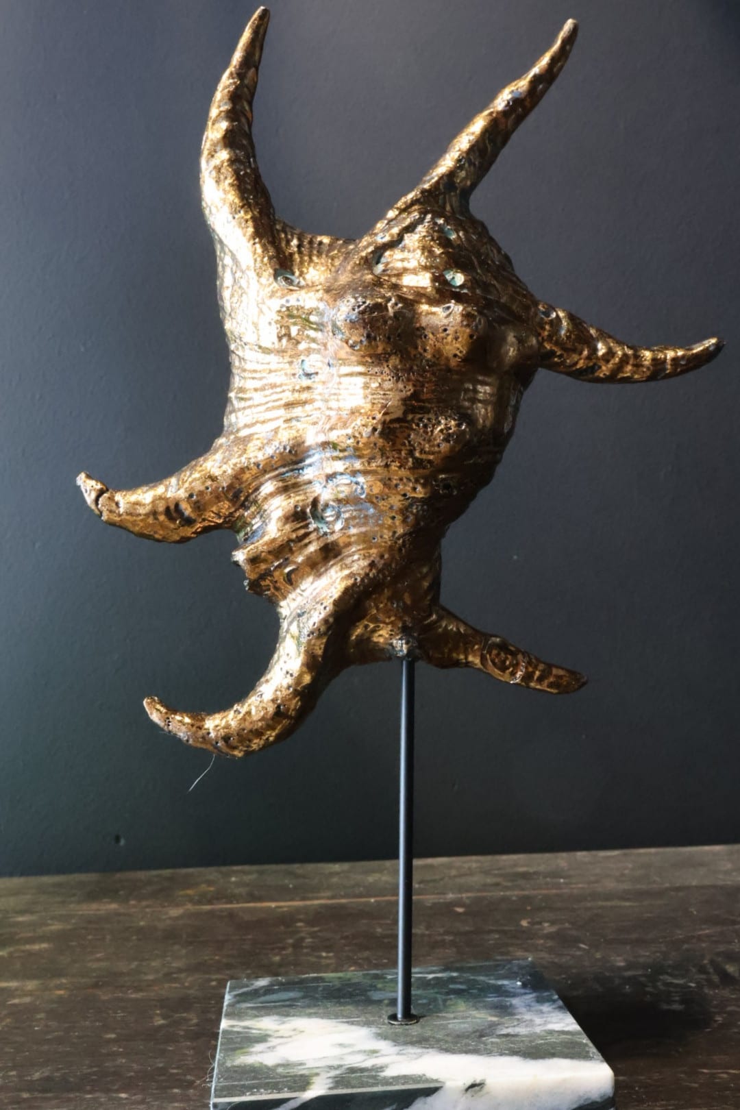 Bronze Muschel auf Marmorsockel