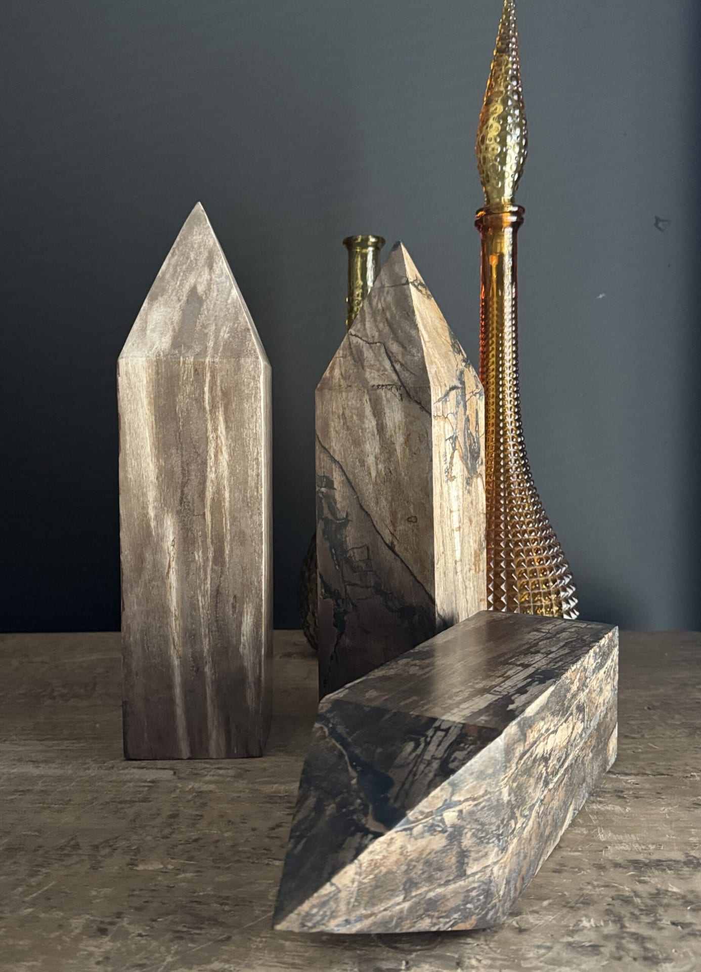 Toren van versteend hout