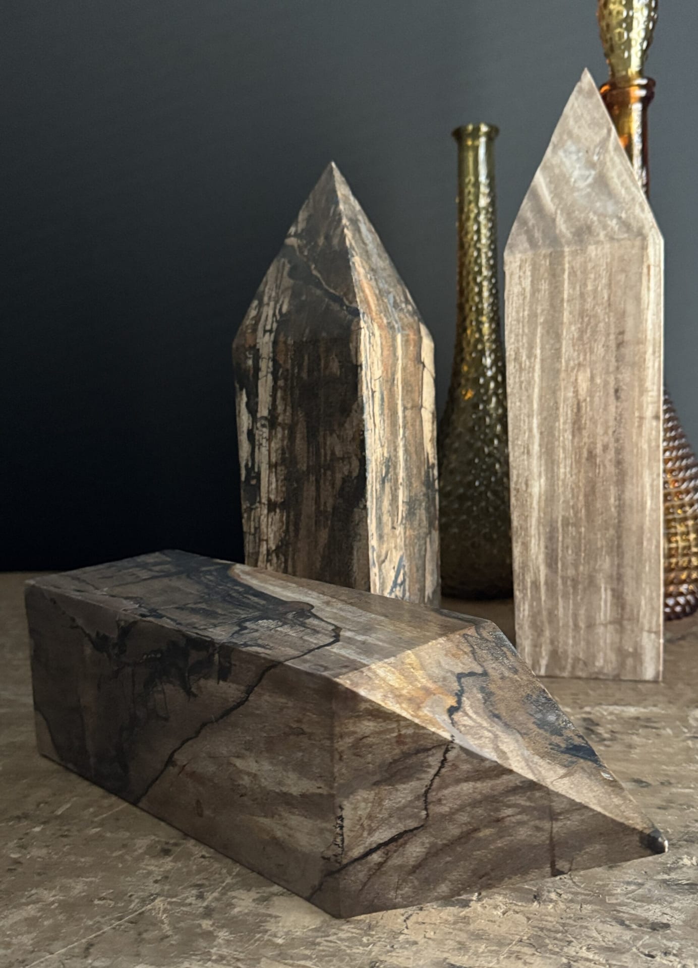 Toren van versteend hout