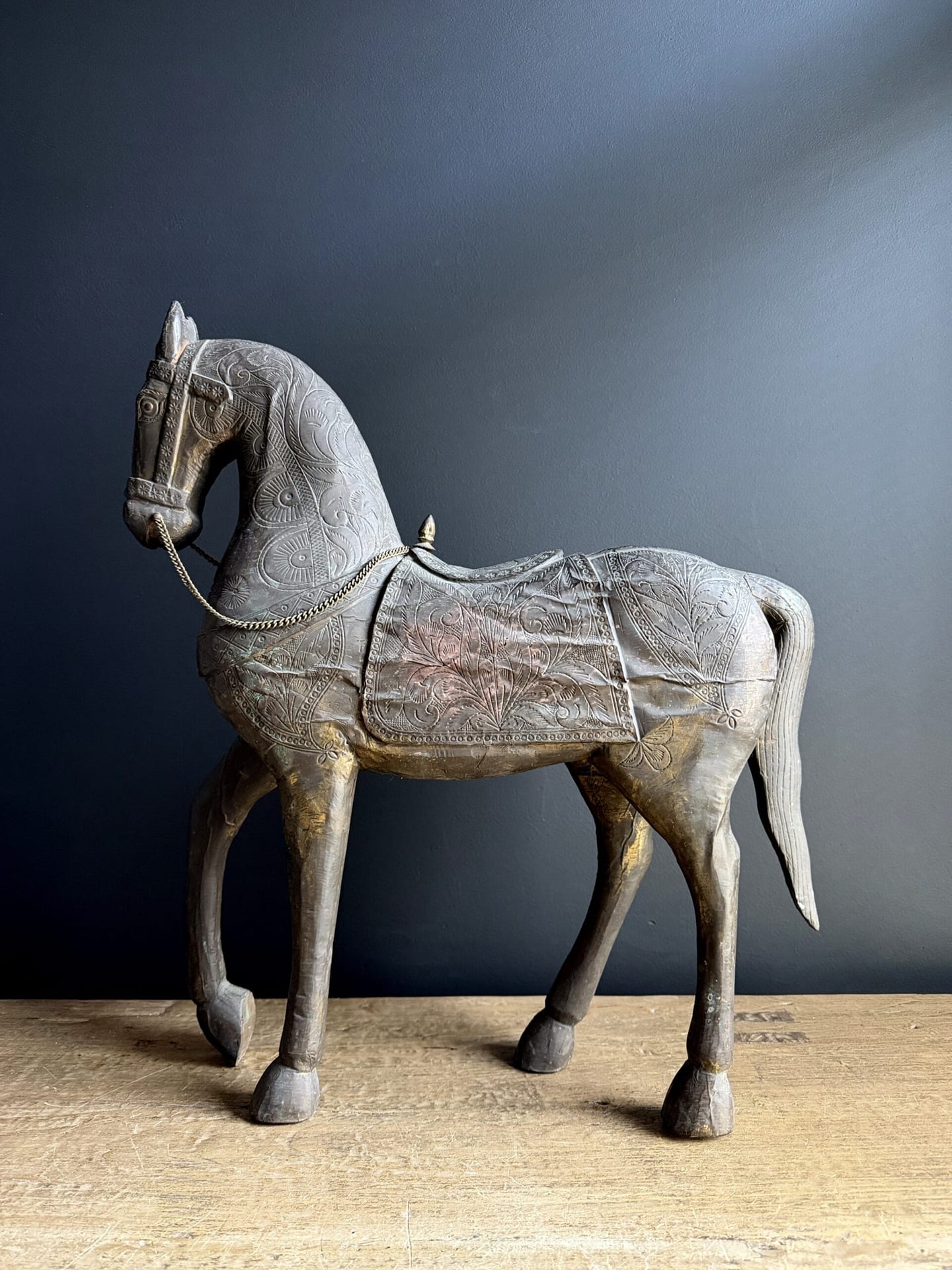 Oud Indiaas paard met messing beslag